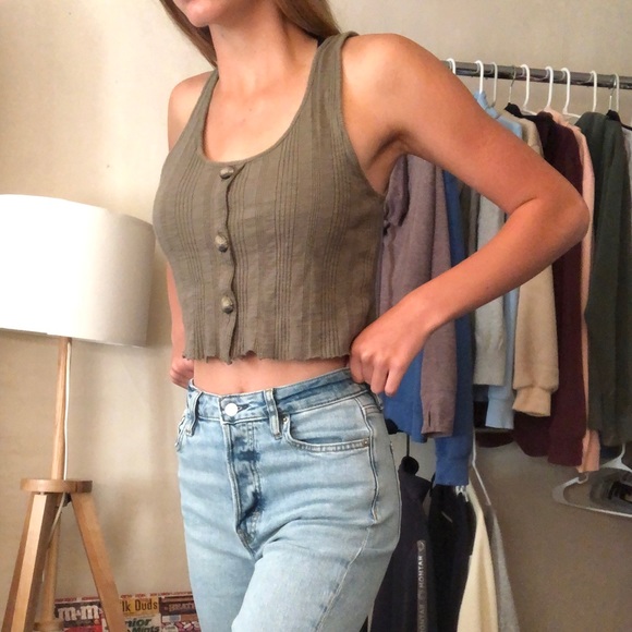 🌲This cropped tank top is the prettiest shade of green!!🌲 - Picture 3 of 3